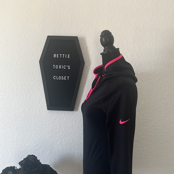 *SOLD* Nike Pro Girls Black & Pink Hoodie - Picture 11 of 14